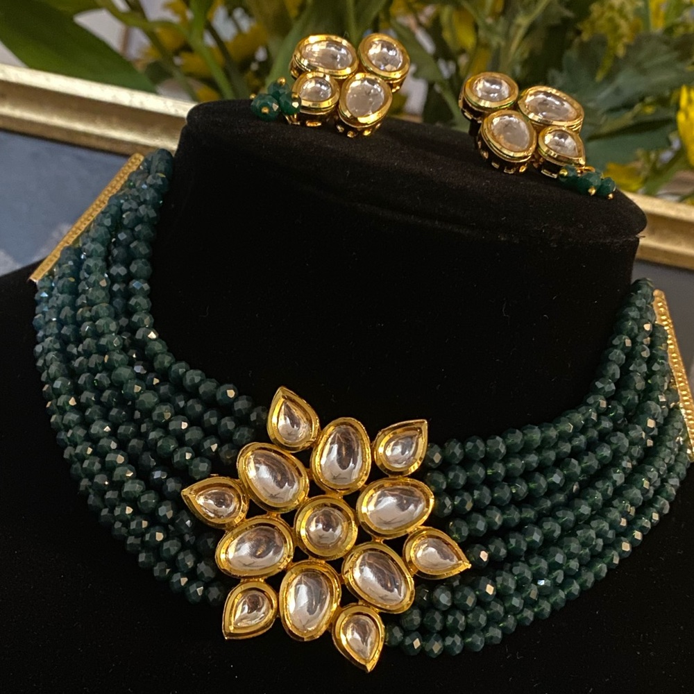 Gorgeous premium quality choker